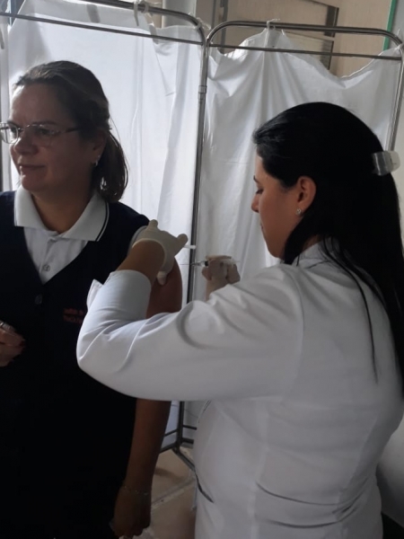Em foco, colaboradora da Santa Casa de Sertãozinho recebe vacina contra gripe H1N1 durante campanha realizada pelo hospital