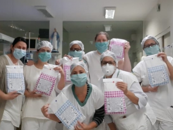 Colaboradores da Santa Casa recebem kit junino com pipoca e doces oferecido pelo próprio hospital