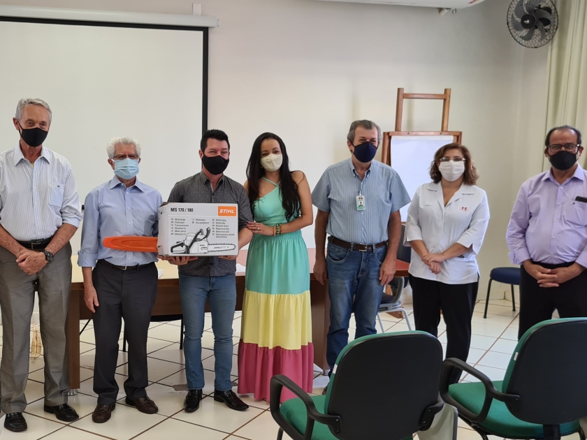 Santa Casa de Sertãozinho sorteia rifa de motosserra doada durante Live realizada pela dupla Lucas e Luan em maio