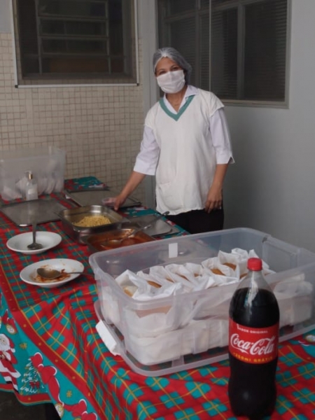 Colaboradores da Santa Casa de Sertãozinho se deliciam com cachorro quente especialmente preparado pela Unidade de Alimentação e Nutrição e pelo Serviço de Hotelaria do hospital