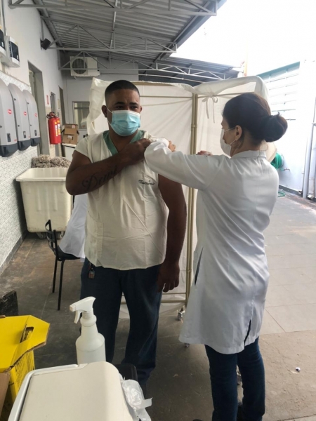Em foco, colaborador da Santa Casa de Sertãozinho recebe vacina contra gripe H1N1 durante campanha realizada pelo hospital