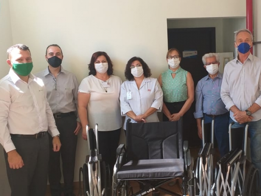 Sicredi faz doação de quatro cadeiras de rodas para a Santa Casa