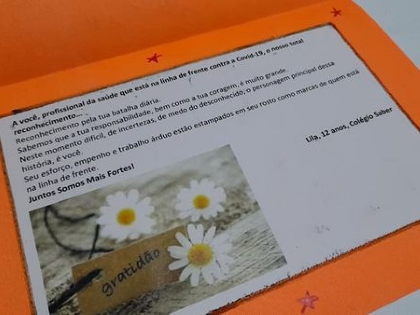 Profissionais da Santa Casa recebem homenagem de alunos do Colégio Saber