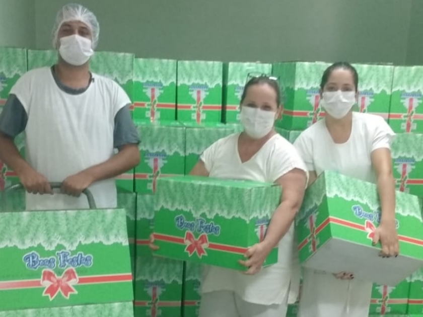 Colaboradores da Santa Casa recebem cesta natalina e ticket extra no valor de R$120,00 