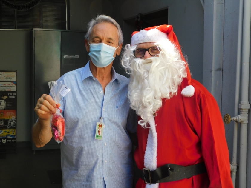 Papai Noel visita Santa Casa de Sertãozinho 