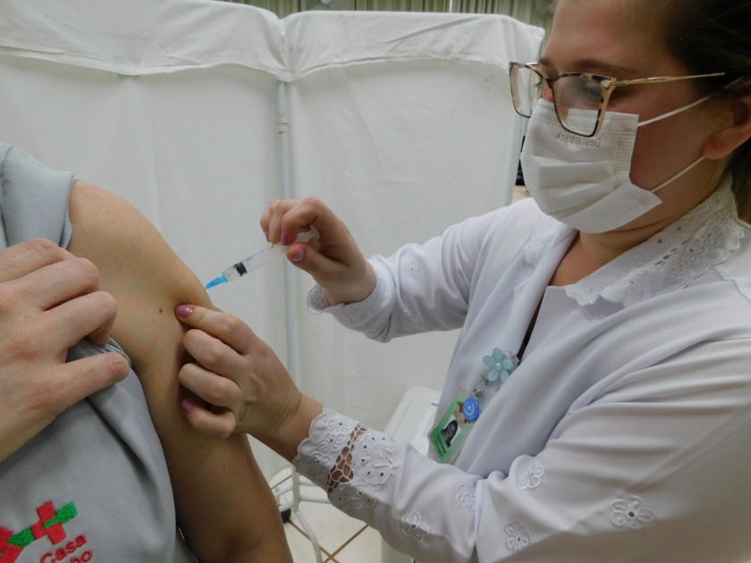 Colaboradores da Santa Casa de Sertãozinho recebem a quarta dose da vacina contra COVID-19