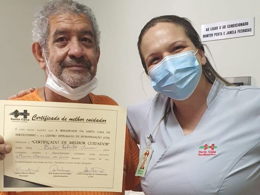 Santa Casa de Sertãozinho entrega certificado de “Melhor cuidador” ao marido de uma paciente