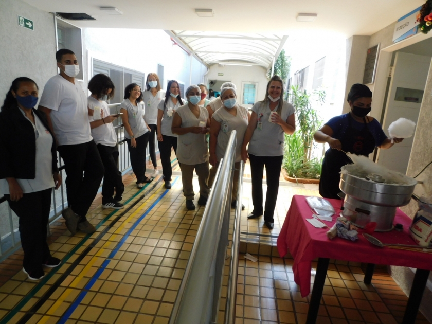Colaboradores da Santa Casa ganham pipoca e algodão doce 