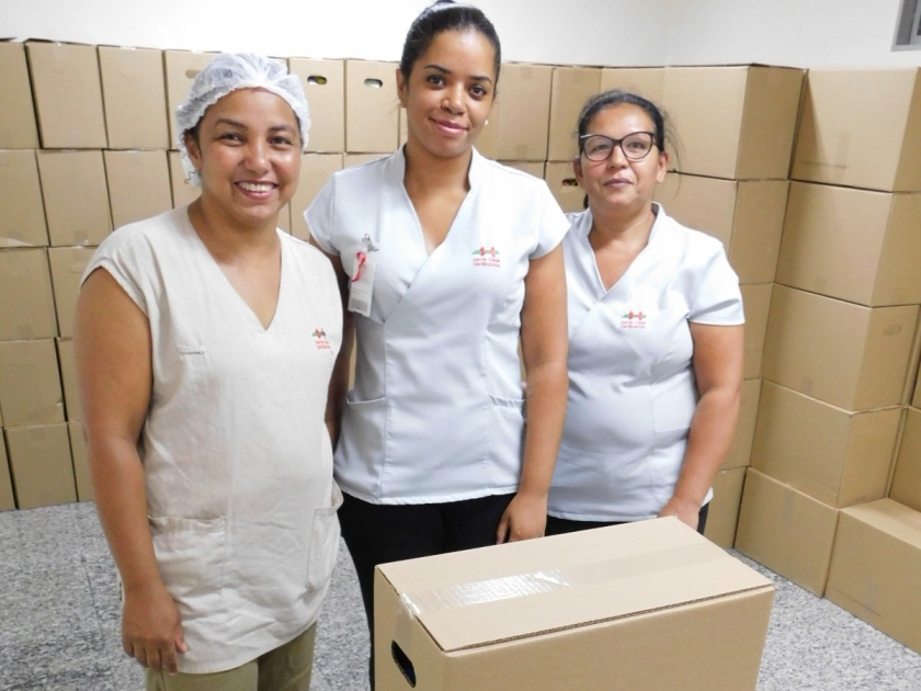 Colaboradores da Santa Casa recebem cesta natalina