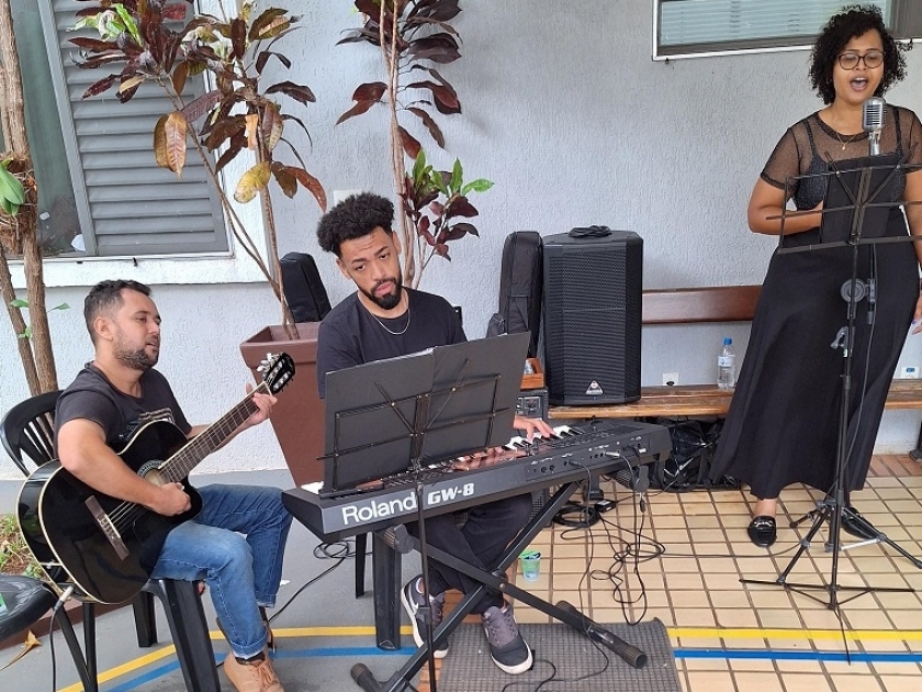GRUPO FORMADO PELA PROFESSORA DE MÚSICA, RITA NASCIMENTO SE APRESENTA E EMOCIONA PACIENTES DA SANTA CASA