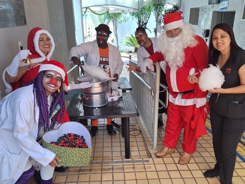 Doutores Palhaços da Cia Expresso Viver alegram pacientes e colaboradores com ato de Natal na Santa Casa