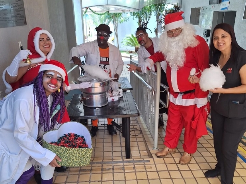 Doutores Palhaços da Cia Expresso Viver alegram pacientes e colaboradores com ato de Natal na Santa Casa