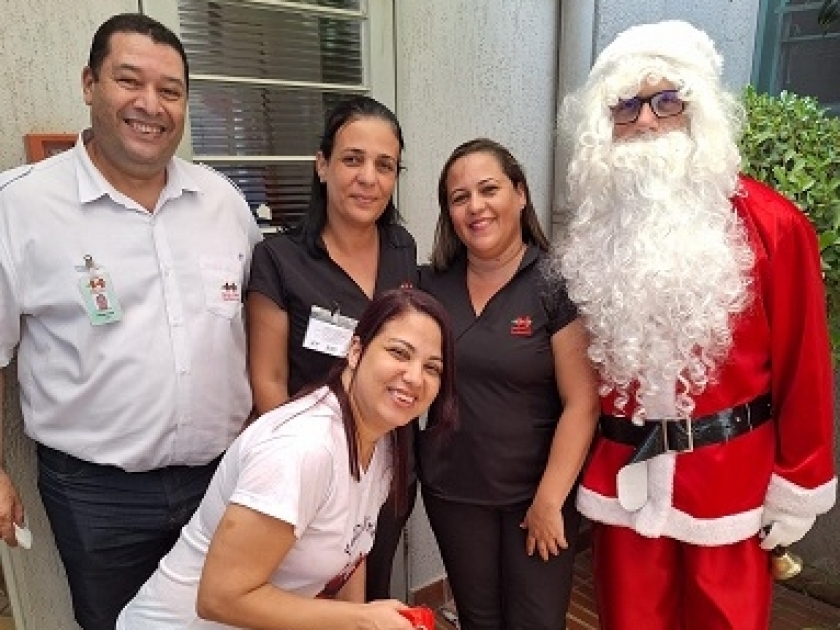 Papai Noel visita Santa Casa de Sertãozinho