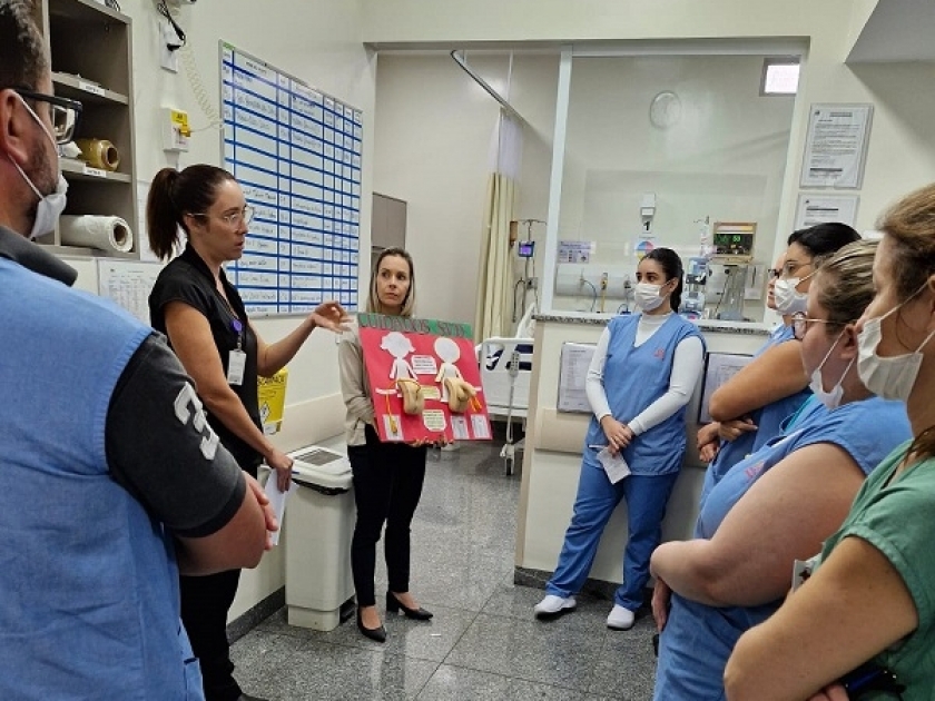 Colaboradores da UTI Geral da Santa Casa de Sertãozinho participam de treinamento sobre boas práticas com sonda visceral de demora