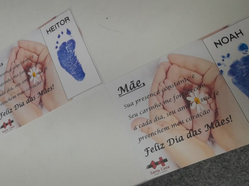 Mamães dos bebês internados na UTI e na UCI Neonatal da Santa Casa recebem cartão com os pezinhos de cada bebezinho carimbados