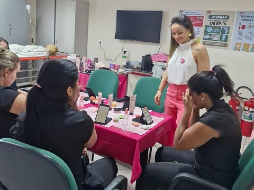 Santa Casa promove dia da beleza em alusão à campanha 