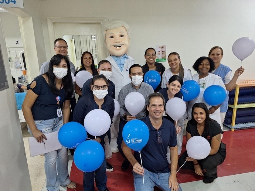 Dr. Paquinha visita pediatria da Santa Casa para comemorar o Dia das Crianças