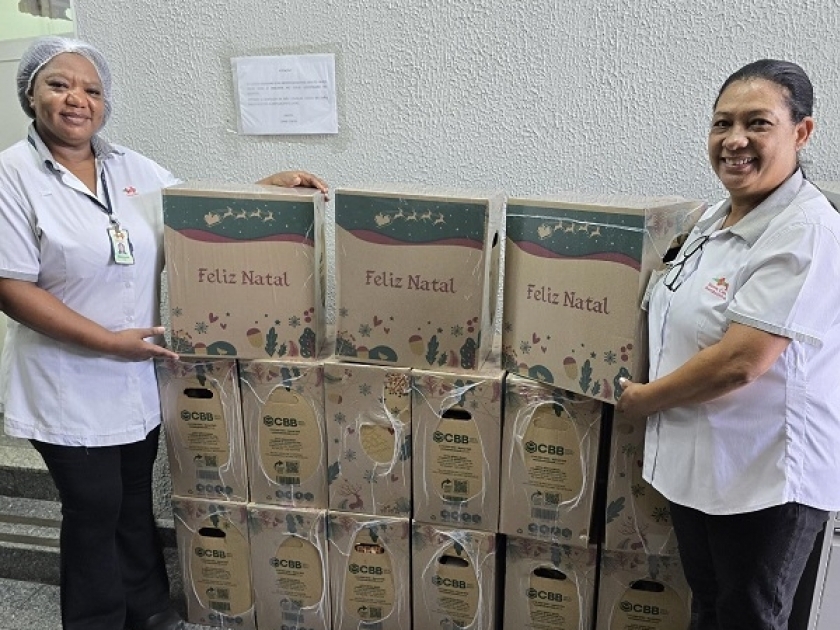 Colaboradores da Santa Casa recebem cestas natalinas