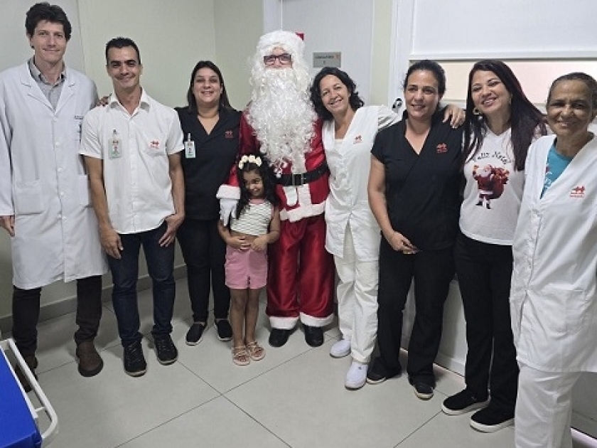 Papai Noel visita Santa Casa de Sertãozinho