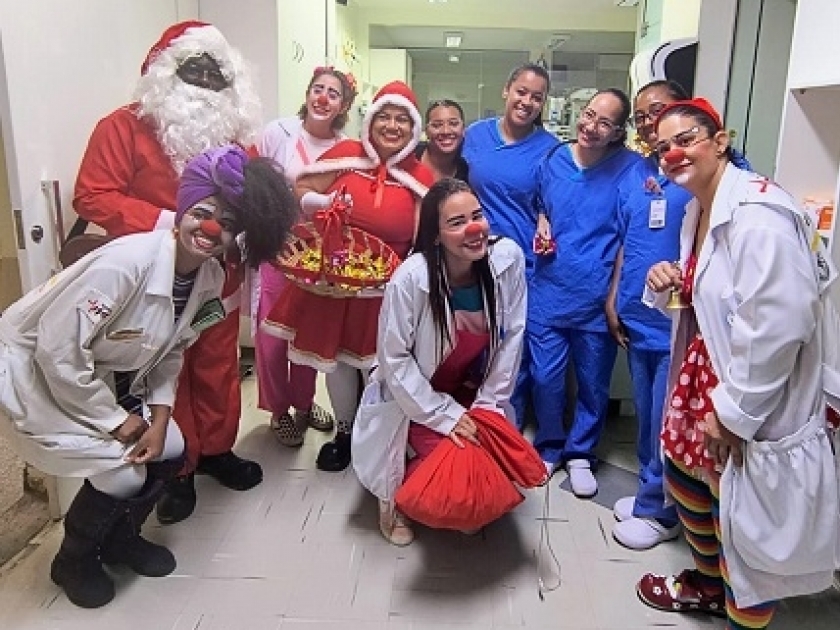 Doutores Palhaços da Cia Expresso Viver alegram pacientes e comemoram Natal com colaboradores na Santa Casa