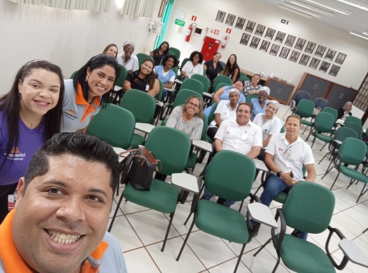 Colaboradores da Santa Casa assistem a palestra sobre
