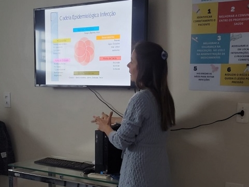 Colaboradores do setor de hotelaria da Santa Casa recebem treinamento sobre práticas e técnicas utilizadas durante o trabalho