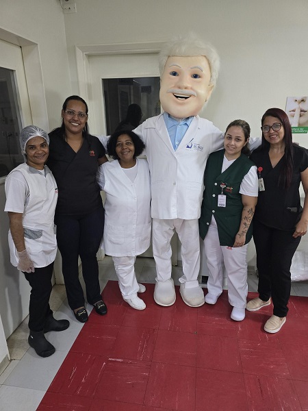 Crianças internadas na pediatria da Santa Casa recebem a visita do Dr. Paquinha