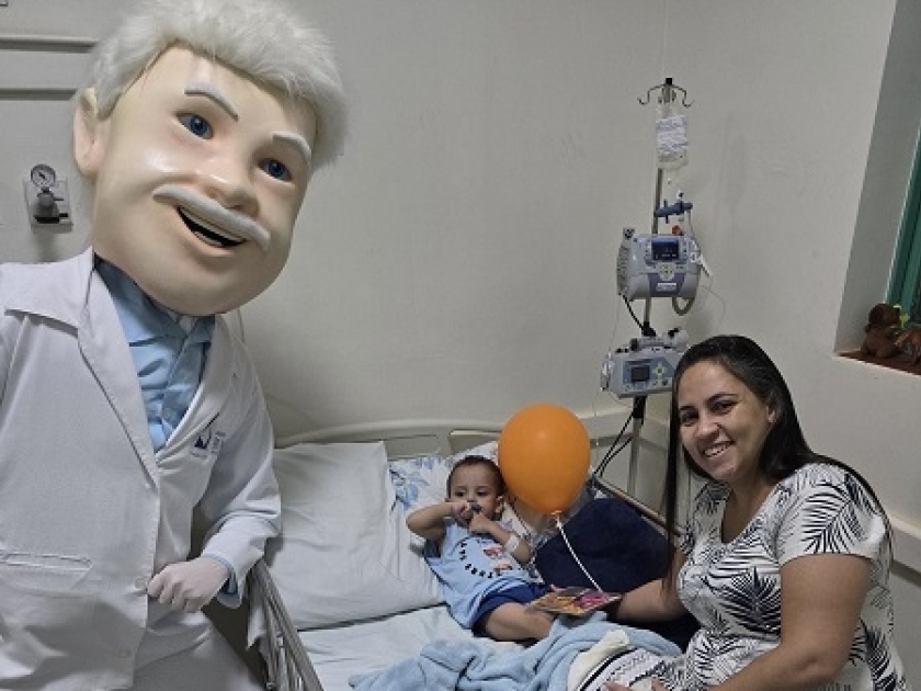 Crianças internadas na pediatria da Santa Casa recebem a visita do Dr. Paquinha