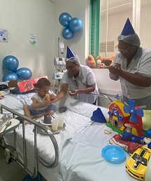 Crianças internadas na pediatria da Santa Casa ganham lanche especial em comemoração ao seu dia