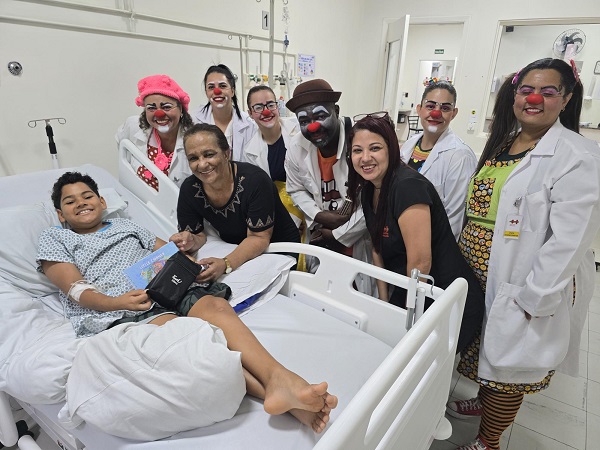 Expresso Viver faz a alegria da criançada na Santa Casa entregando presentes em comemoração ao dia da delas