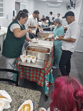 Santa Casa oferece cachorro quente e refrigerante aos colaboradores durante ações natalinas
