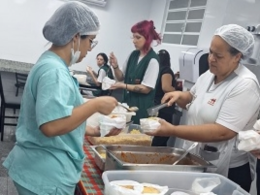 Santa Casa oferece cachorro quente e refrigerante aos colaboradores durante ações natalinas