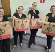 Colaboradores da Santa Casa recebem cestas natalinas