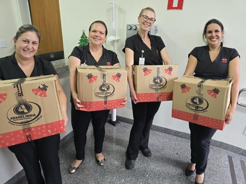 Colaboradores da Santa Casa recebem cestas natalinas