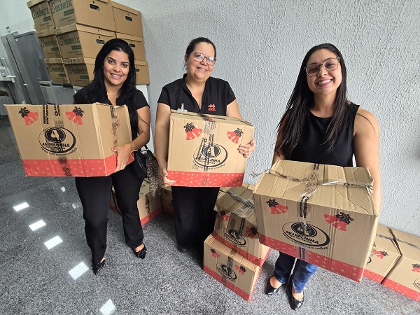 Colaboradores da Santa Casa recebem cestas natalinas