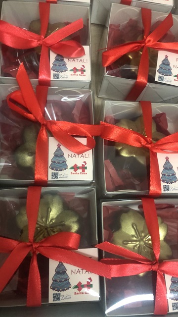 Pacientes da Santa Casa ganham flor de chocolate no dia de Natal