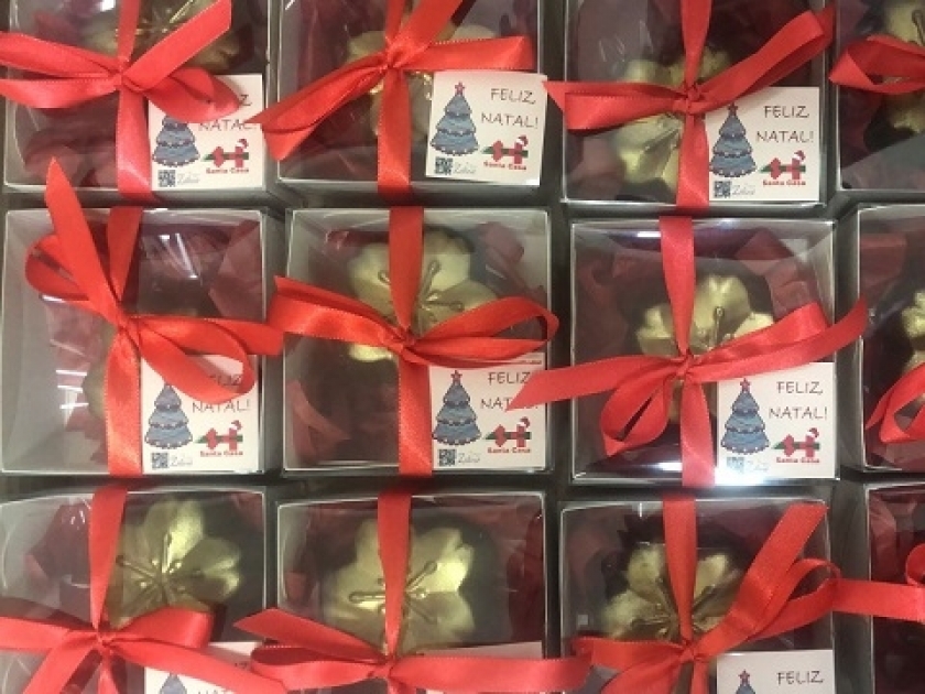 Pacientes da Santa Casa ganham flor de chocolate no dia de Natal