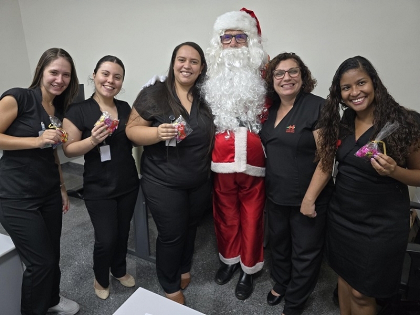 Papai Noel visita Santa Casa de Sertãozinho