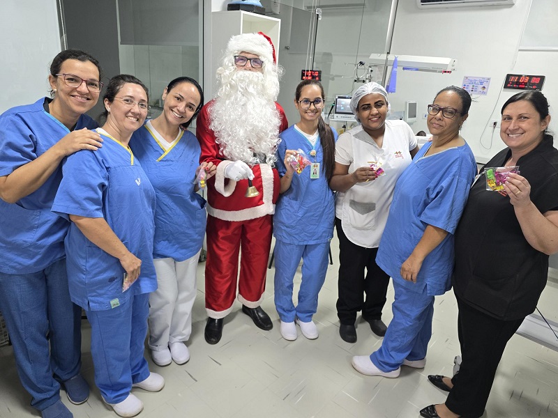Papai Noel visita Santa Casa de Sertãozinho