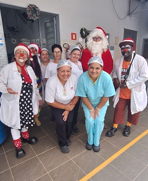 Doutores Palhaços da Cia Expresso Viver alegram pacientes e comemoram Natal com colaboradores na Santa Casa