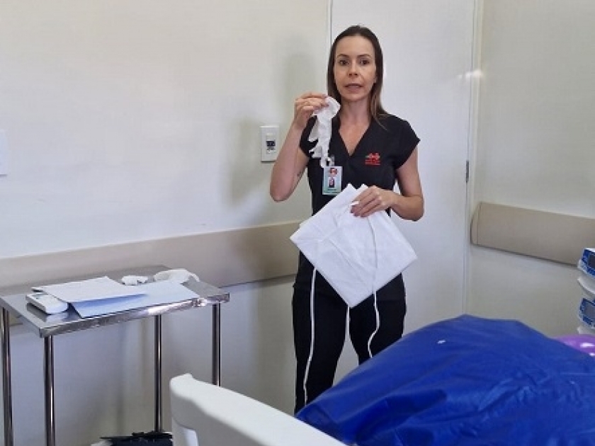 Colaboradores da hotelaria da Santa Casa participam de treinamento reforçando a importância da correta paramentação no ambiente assistencial