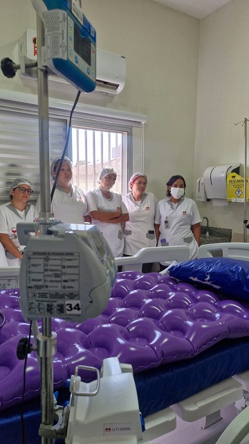 Colaboradores da hotelaria da Santa Casa participam de treinamento reforçando a importância da correta paramentação no ambiente assistencial