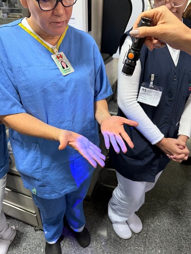 Colaboradores da UTI da Santa Casa participam de treinamento para validação da técnica de higienização das mãos