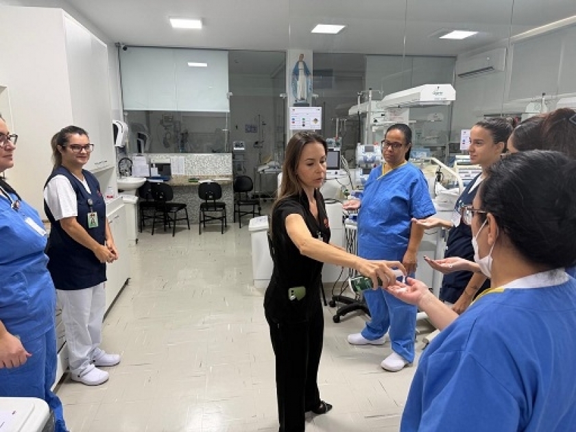 Colaboradores da UTI da Santa Casa participam de treinamento para validação da técnica de higienização das mãos