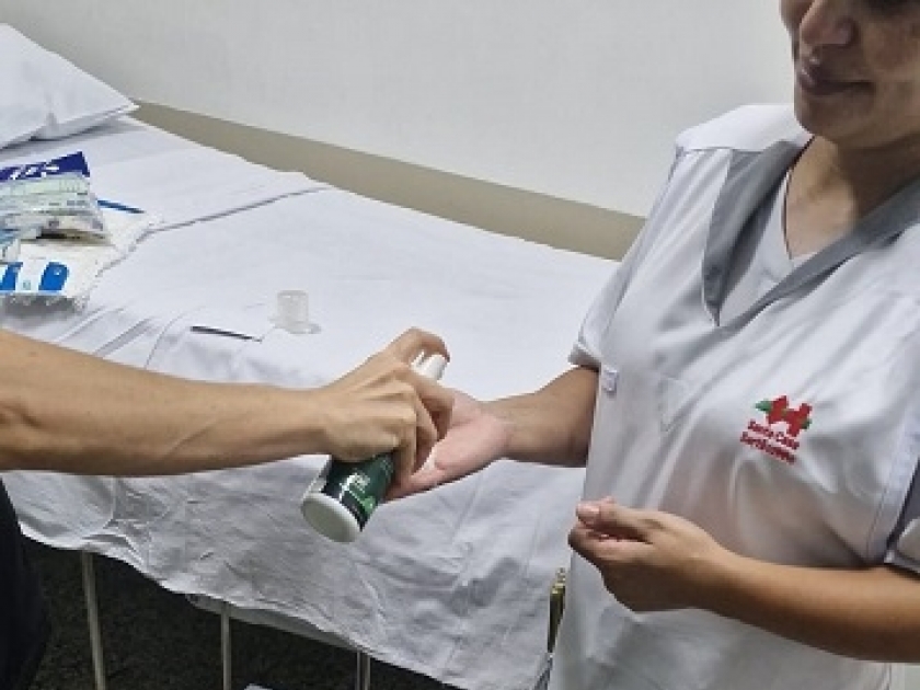 Colaboradoras do setor de hotelaria da Santa Casa participam de treinamento sobre correta lavagem das mãos