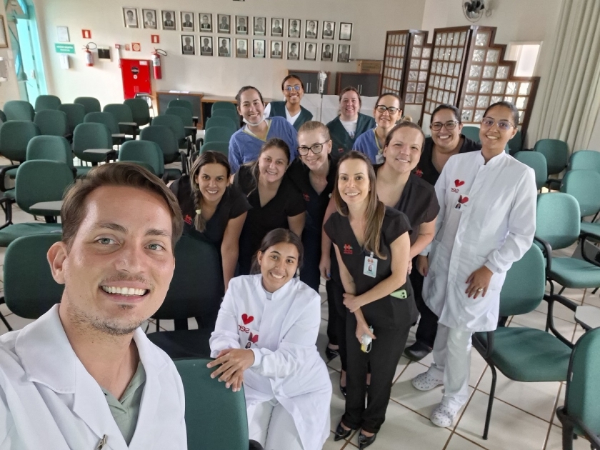 Profissionais da Enfermagem da Santa Casa participam de treinamento reforçando práticas essenciais no processo transfusional