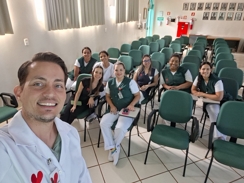 Profissionais da Enfermagem da Santa Casa participam de treinamento reforçando práticas essenciais no processo transfusional