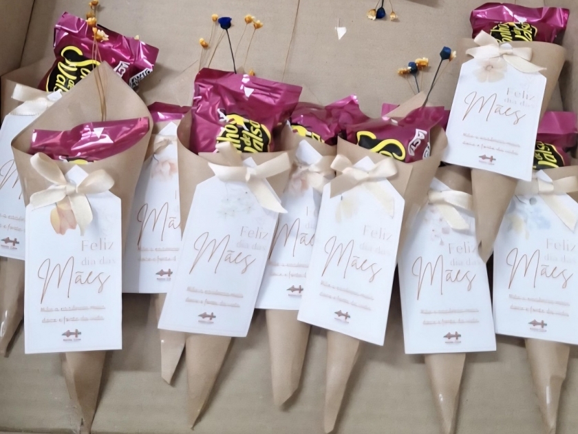 Santa Casa de Sertãozinho presenteia colaboradoras com um mimo em homenagem pelo Dia das Mães 